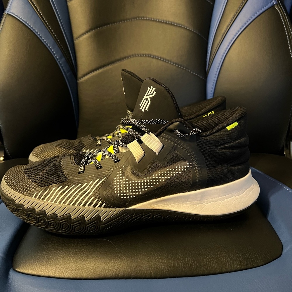 Nike Kyrie Flytrap V5 Basketball Shoes
